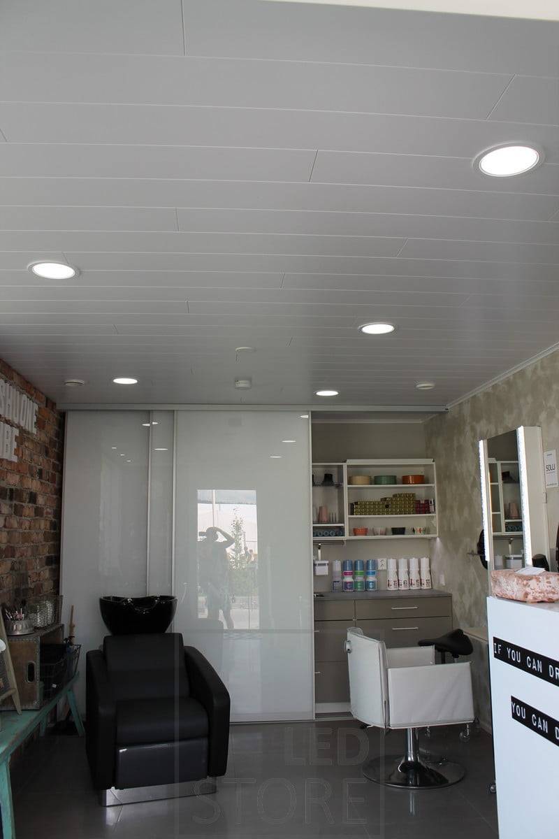 Dans un salon de coiffure, un éclairage général uniforme et de haute qualité avec des luminaires suspendus. Les luminaires ont un excellent rendu des couleurs et conviennent donc à l'éclairage des espaces les plus exigeants. Ledstore.fi